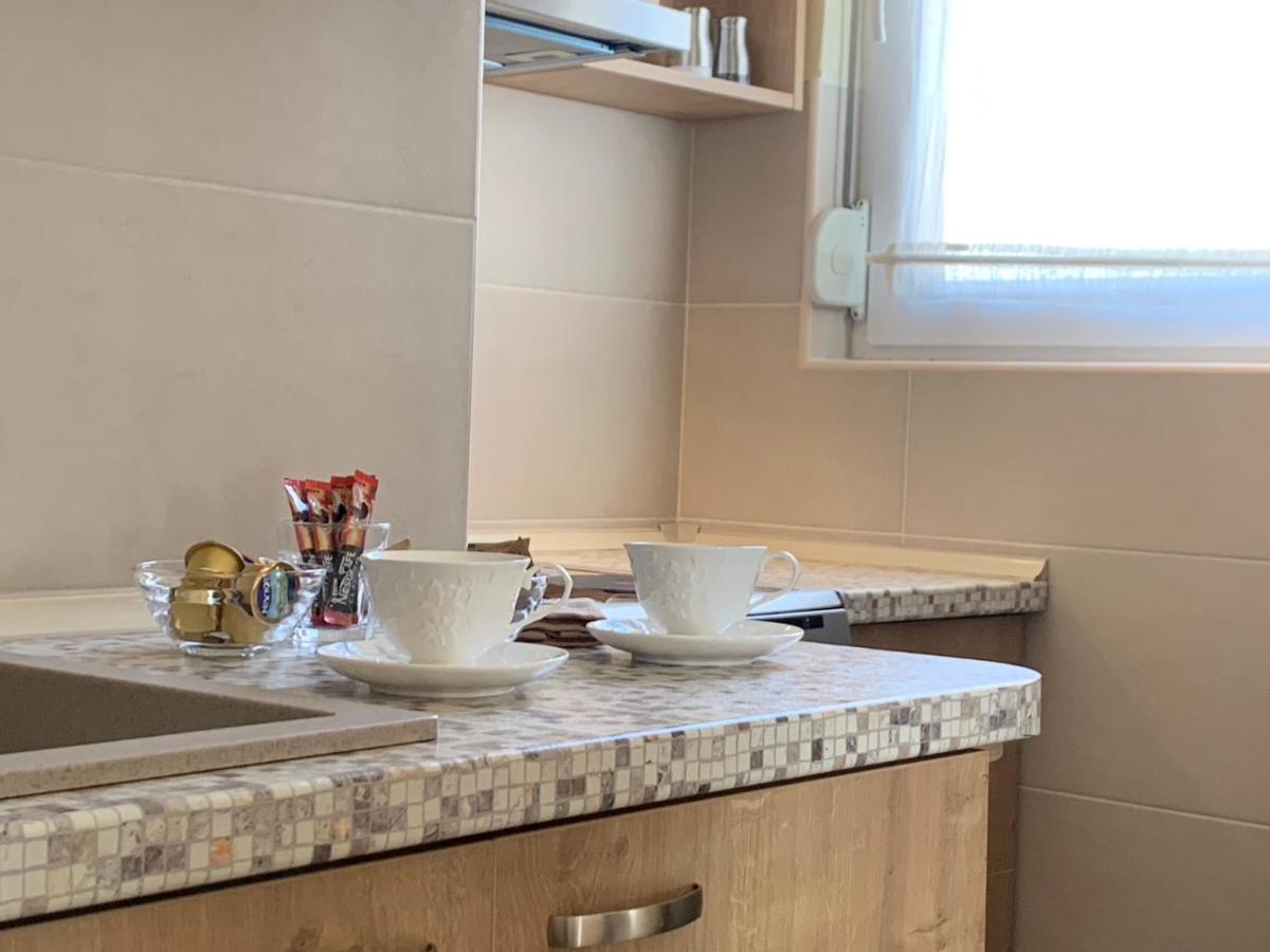 Bright Top Floor Apartment With Free Parking Skopje Eksteriør billede